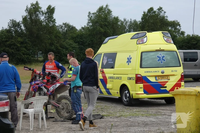 Motorcrosser ten val op crossbaan