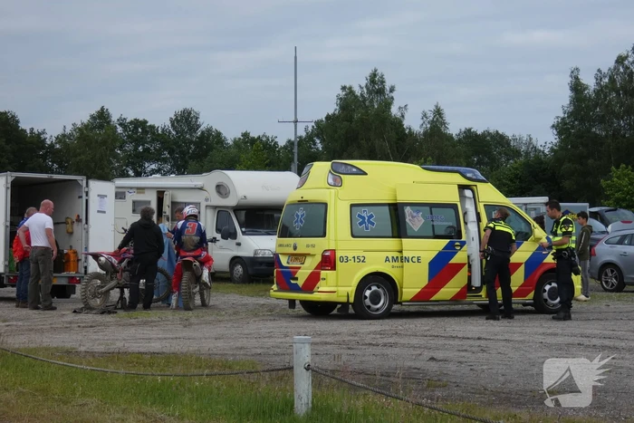 Motorcrosser ten val op crossbaan