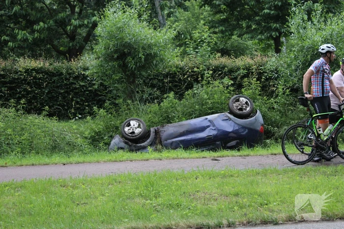 Auto op zijn kop in de sloot