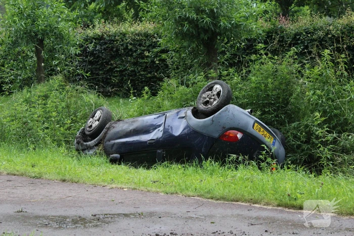 Auto op zijn kop in de sloot