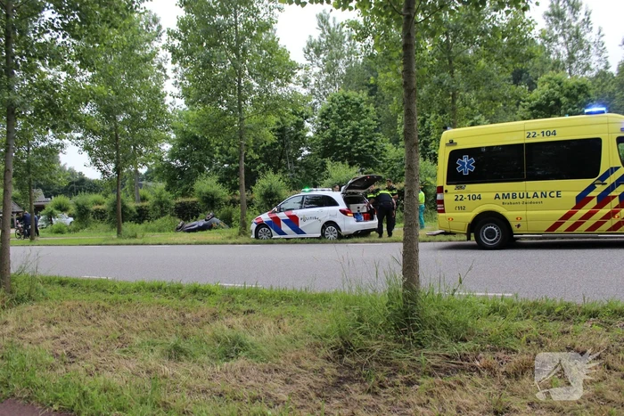 Auto op zijn kop in de sloot