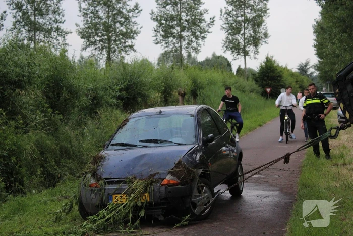 Auto op zijn kop in de sloot