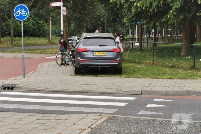 Auto en fietser botsen tegen elkaar op rotonde