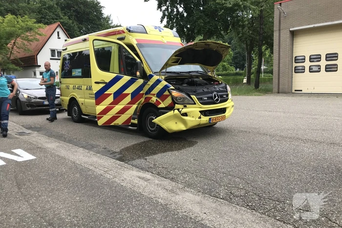 Ambulance betrokken bij botsing
