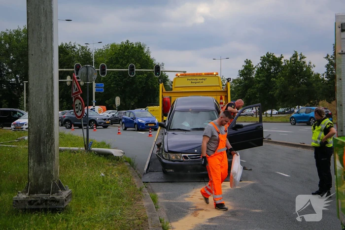 Auto vliegt uit de bocht en botst tegen lantaarnpaal