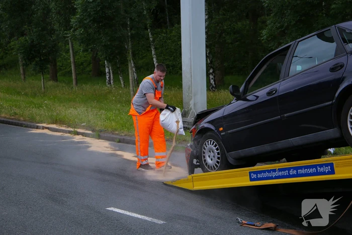 Auto vliegt uit de bocht en botst tegen lantaarnpaal