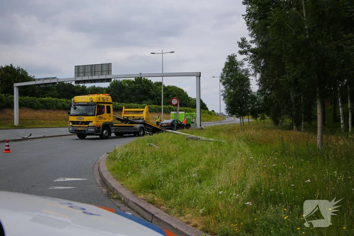 Auto vliegt uit de bocht en botst tegen lantaarnpaal