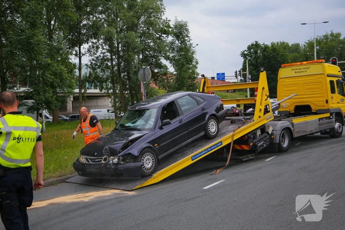Auto vliegt uit de bocht en botst tegen lantaarnpaal
