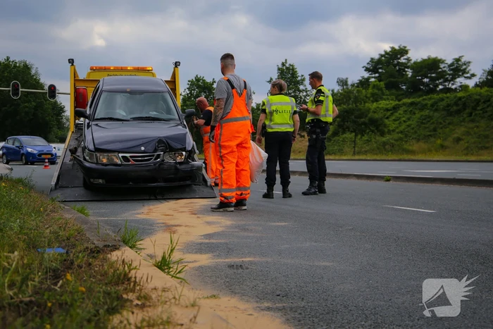 Auto vliegt uit de bocht en botst tegen lantaarnpaal