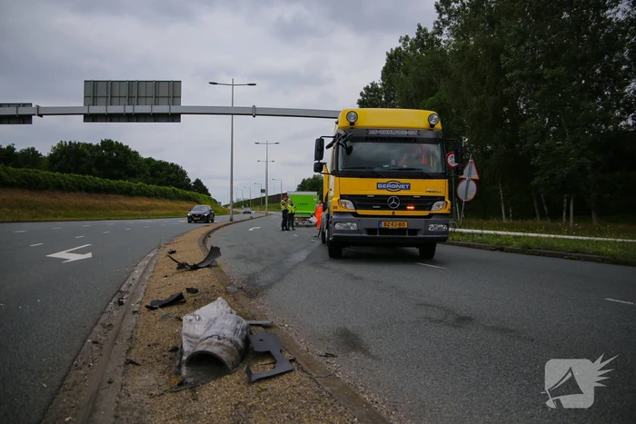 Auto vliegt uit de bocht en botst tegen lantaarnpaal