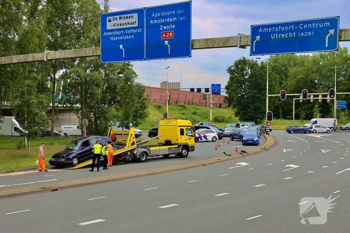 Auto vliegt uit de bocht en botst tegen lantaarnpaal
