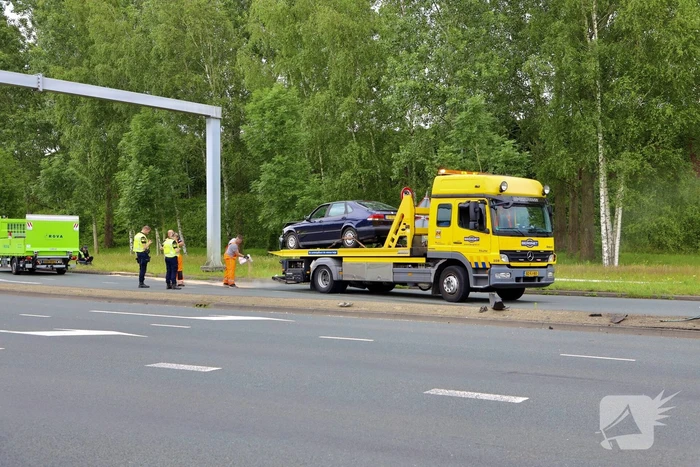 Auto vliegt uit de bocht en botst tegen lantaarnpaal