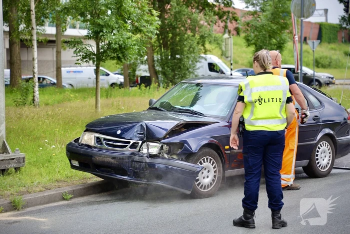 Auto vliegt uit de bocht en botst tegen lantaarnpaal
