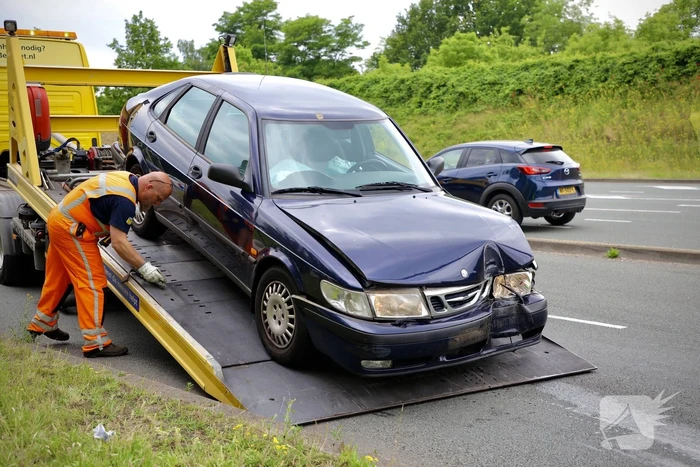 Auto vliegt uit de bocht en botst tegen lantaarnpaal
