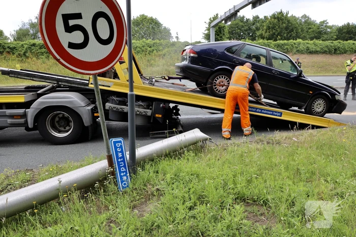 Auto vliegt uit de bocht en botst tegen lantaarnpaal