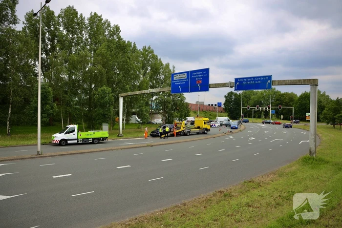 Auto vliegt uit de bocht en botst tegen lantaarnpaal