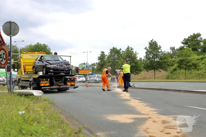 Auto vliegt uit de bocht en botst tegen lantaarnpaal