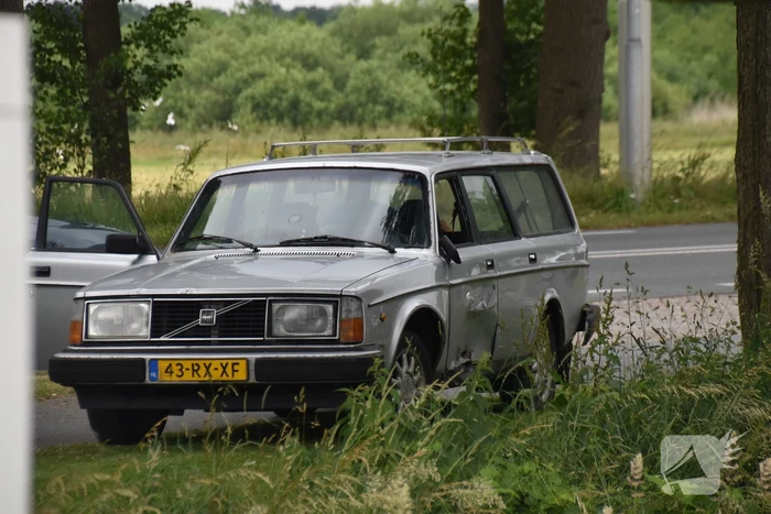 Motorrijdster botst op afslaande auto