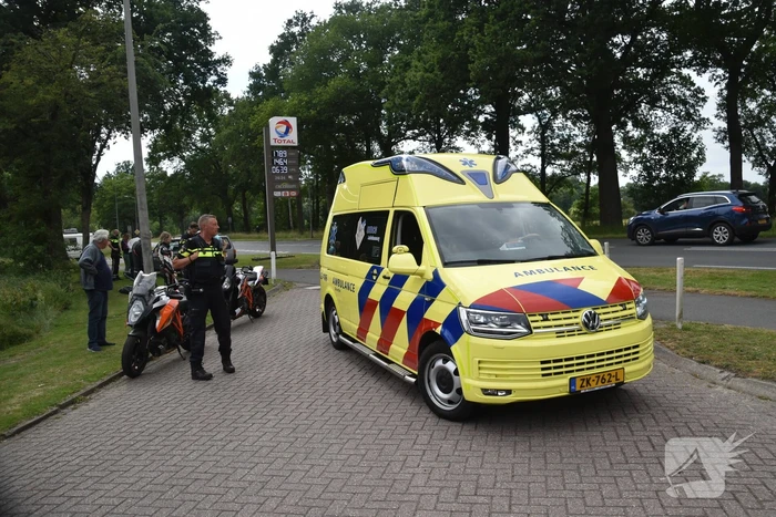 Motorrijdster botst op afslaande auto