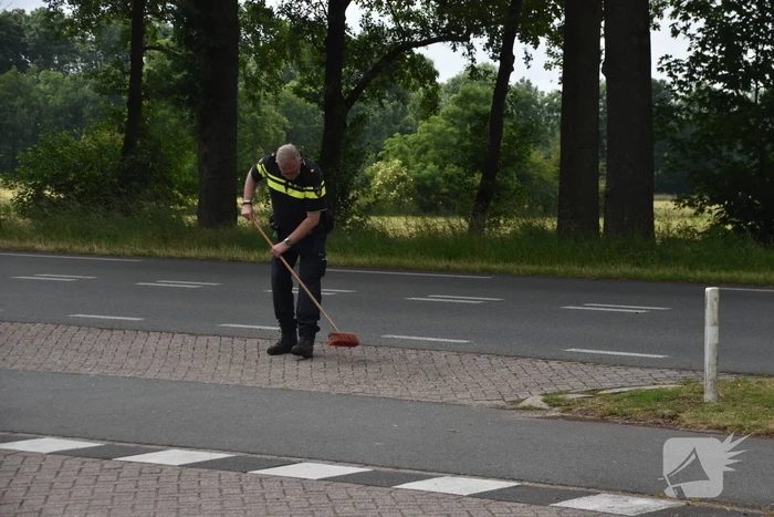 Motorrijdster botst op afslaande auto