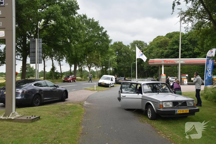 Motorrijdster botst op afslaande auto