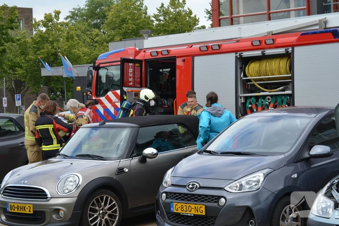 Beginnende autobrand geblust met fles water