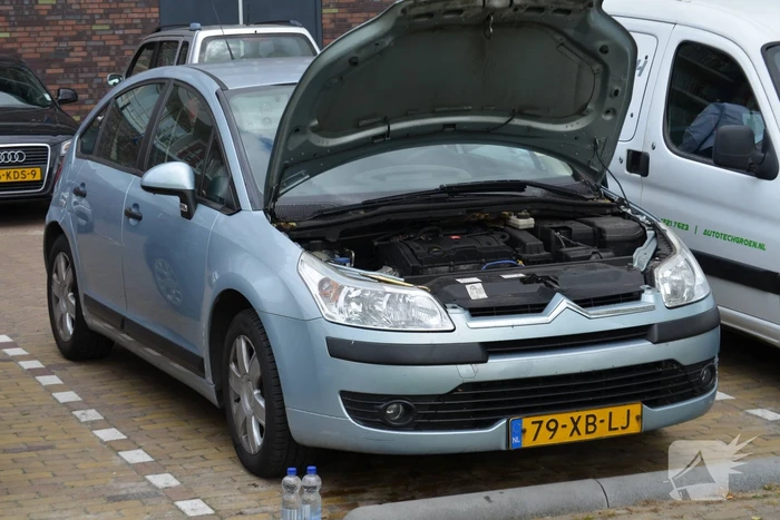 Beginnende autobrand geblust met fles water