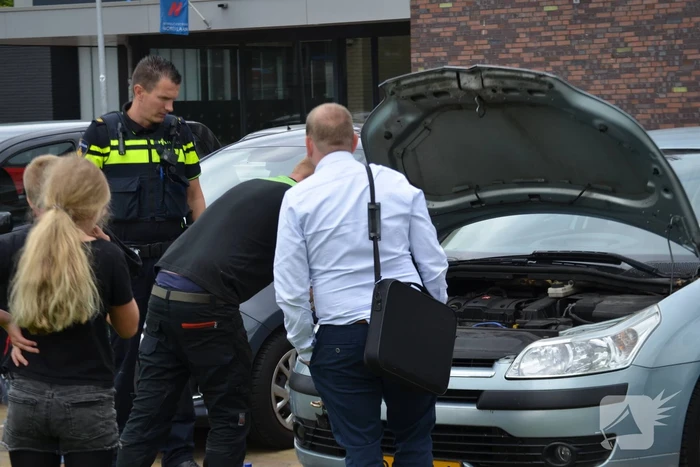Beginnende autobrand geblust met fles water