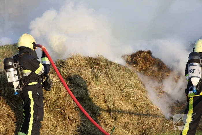 Veel rook bij brand in berg gras