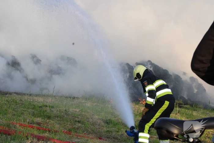 Veel rook bij brand in berg gras
