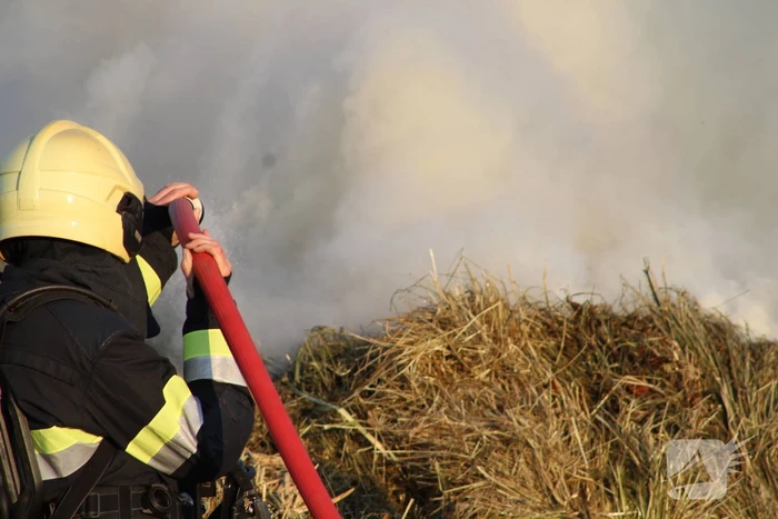 Veel rook bij brand in berg gras