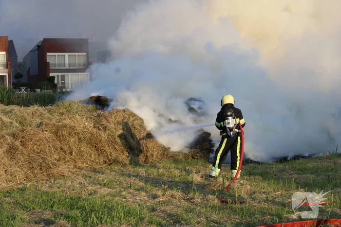 Veel rook bij brand in berg gras