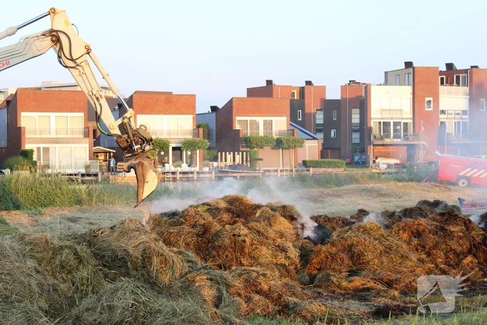 Veel rook bij brand in berg gras