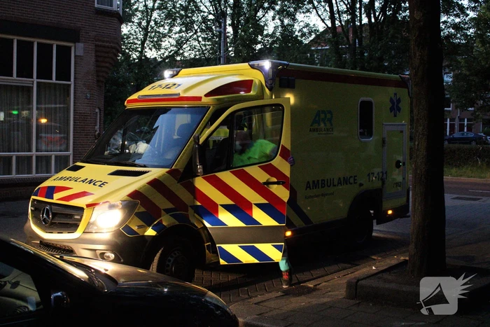 Bezorgscooter botst op geparkeerde auto