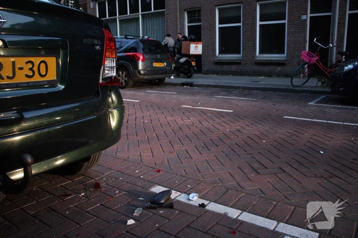Bezorgscooter botst op geparkeerde auto