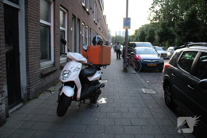 Bezorgscooter botst op geparkeerde auto