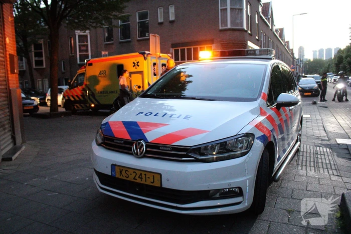 Bezorgscooter botst op geparkeerde auto