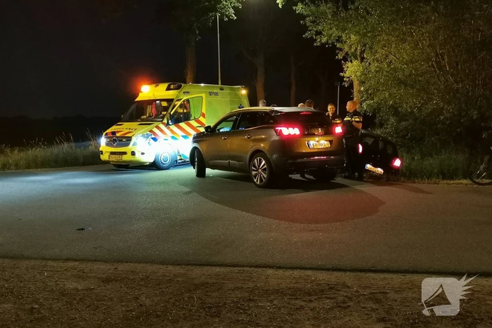 Auto belandt in greppel hulpdiensten groots ingezet