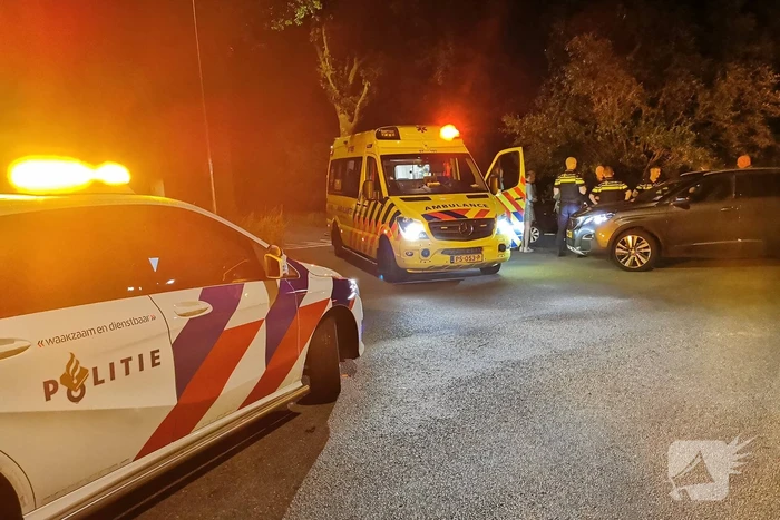 Auto belandt in greppel hulpdiensten groots ingezet