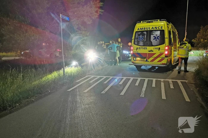 Auto belandt in greppel hulpdiensten groots ingezet