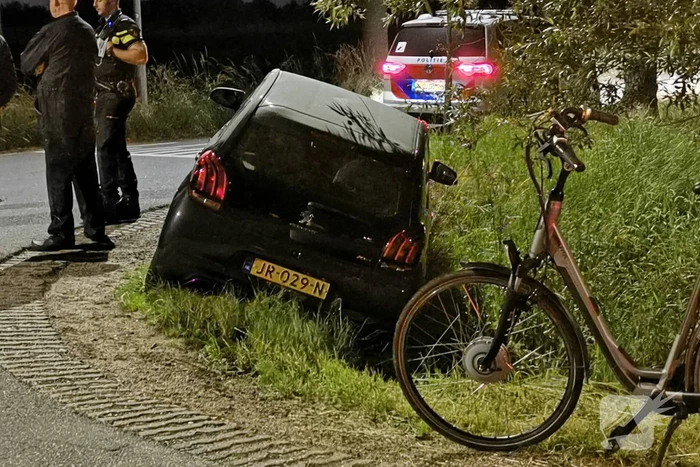 Auto belandt in greppel hulpdiensten groots ingezet