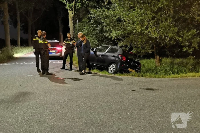 Auto belandt in greppel hulpdiensten groots ingezet
