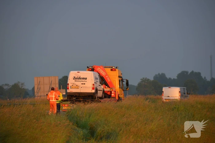 Bestuurder raakt met bestelbus van de snelweg