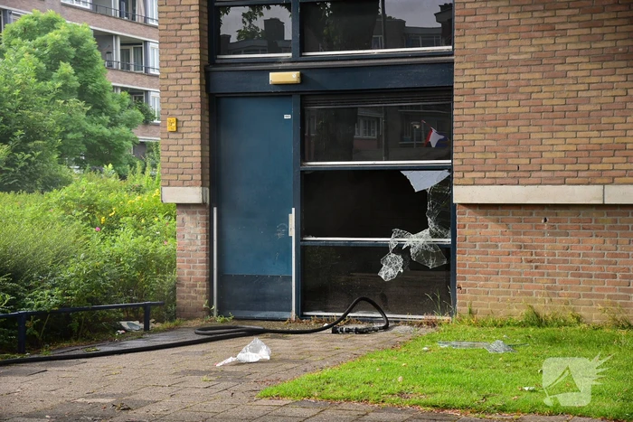 Bank in kelderruimte in brand gevlogen