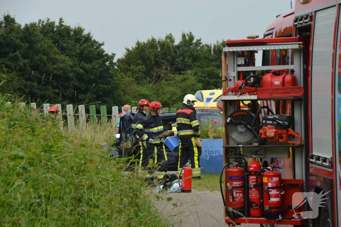 Auto komt tot stilstand tegen vangrail