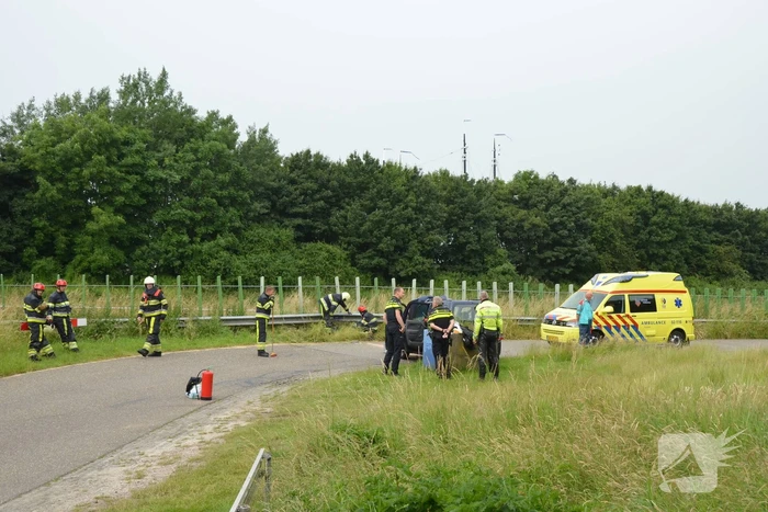 Auto komt tot stilstand tegen vangrail