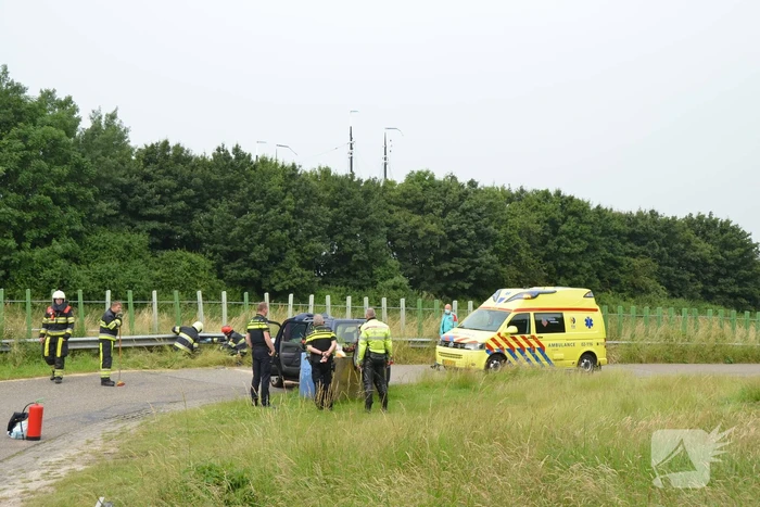 Auto komt tot stilstand tegen vangrail
