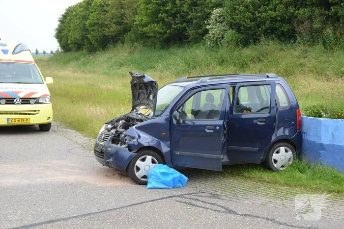 Auto komt tot stilstand tegen vangrail