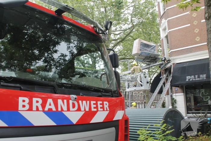Man bekneld tussen gevel en verhuislift