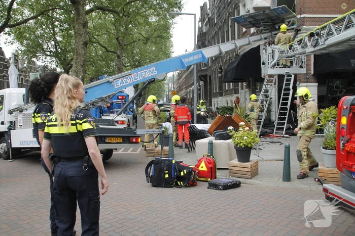 Man bekneld tussen gevel en verhuislift